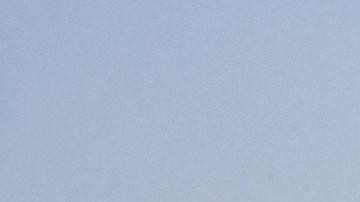 El trabajador de Waffle House logra tumbar al hombre al suelo.