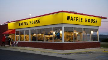 El trabajador de Waffle House logra tumbar al hombre al suelo.