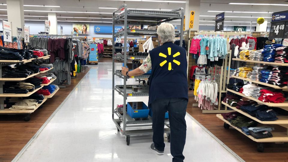 Walmart le da un aumento de sueldo a más de 565,000 empleados El