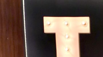 Karina Banda junto a Rafael Araneda, conductores de "Enamorándonos USA".