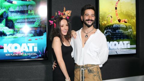 Eva Luna y Camilo confirman el embarazo de la hija de Ricardo Montaner a su paso por la alfombra de la premiere de "Koani"