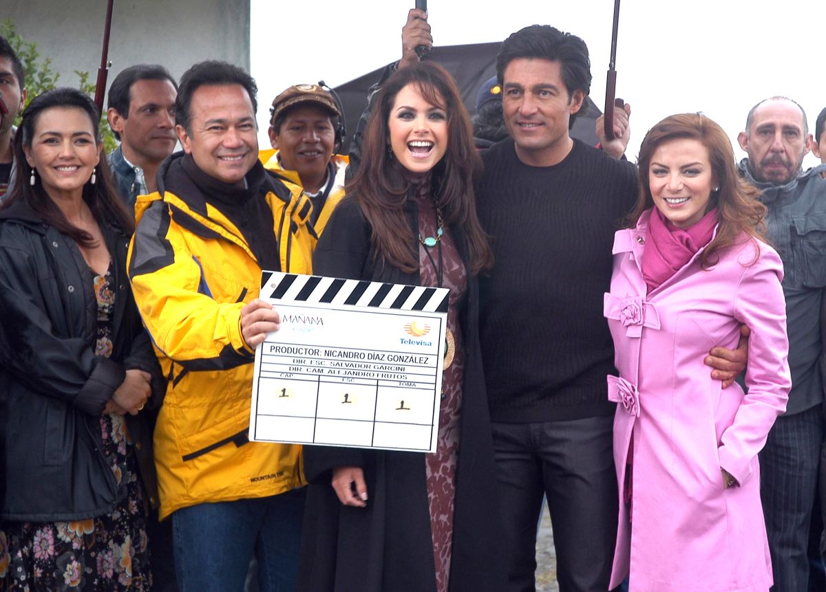 Lucero, Fernando Colunga, Silvia Navarro y demás elenco de la telenovela "Mañana es para Siempre".
