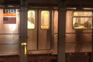 Caída fatal: pasajero murió pasándose de un vagón a otro en el Metro de Nueva York