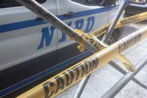 Turista de 71 años baleado cerca de escuela en Nueva York; comisionado culpa por la violencia armada a la reducción de fondos a NYPD