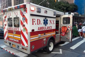 Tragedia: joven corredor muere y 5 más hospitalizados al terminar el Medio Maratón de Brooklyn; alto calor y humedad en Nueva York