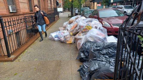 Entre los planes de la alcaldía se busca que los negocios utlicen menos fundas de basura para los desechos.