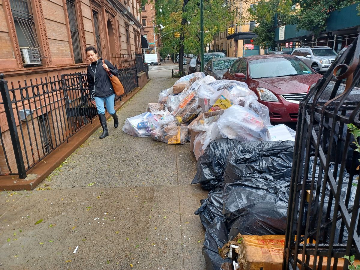 Desde el pasado fin de semana los desperdicios se acumulan más de lo normal en algunos vecindarios como Harlem.