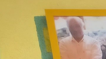 La activista comunitaria Lorena Kourousias de la organización Mixteca exhibe con orgullo su altar en honor a los inmigrantes.