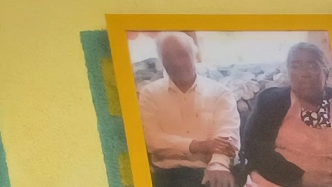 La activista comunitaria Lorena Kourousias de la organización Mixteca exhibe con orgullo su altar en honor a los inmigrantes.