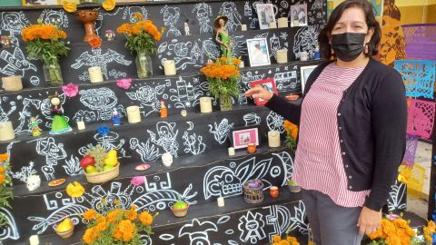 La activista comunitaria Lorena Kourousias de la organización Mixteca exhibe con orgullo su altar en honor a los inmigrantes.