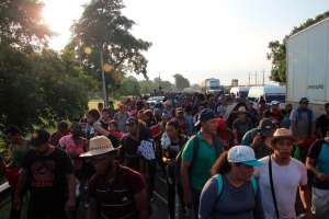 Caravana migrante va a paso lento por el sur de México y está bajo la vigilancia de la Guardia Nacional