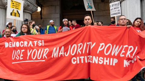 Organizaciones como Voces de la Frontera presionan a demócratas para abrir camino a la ciudadanpia a indocumentados.