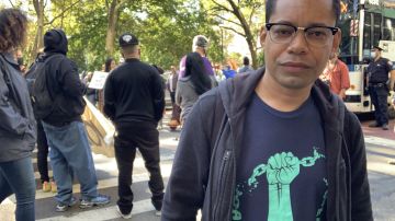 Decenas de manifestantes, como Angel Tueros, bloquearon la víá frente a la Alcaldía y la Asamblea para exigir soluciones a crisis en Rikers Island