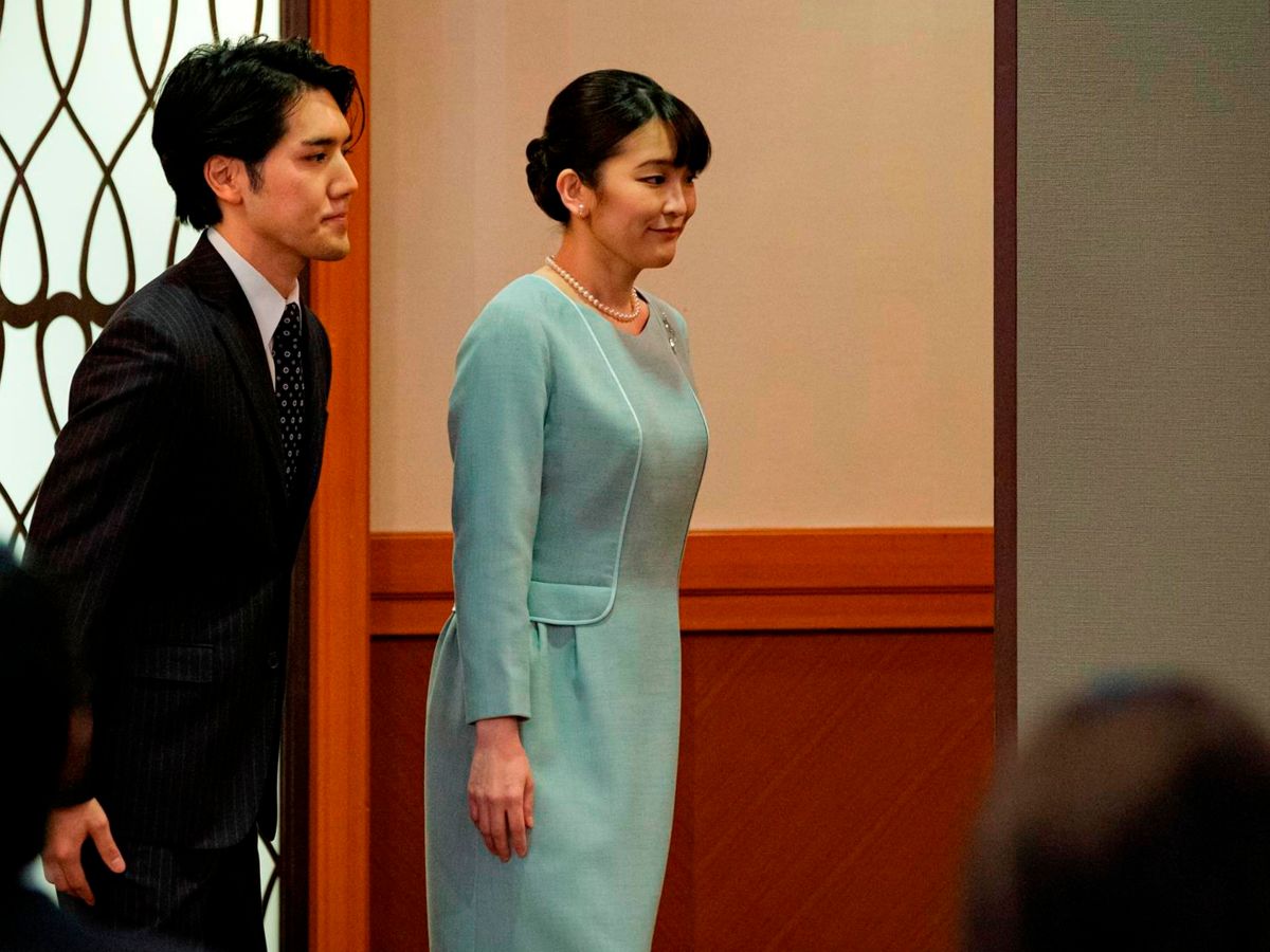 Mako y su esposo Kei Komuro al anunciar su enlace en Tokio, el martes 26.