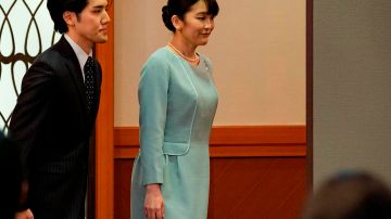 Mako y su esposo Kei Komuro al anunciar su enlace en Tokio, el martes 26.