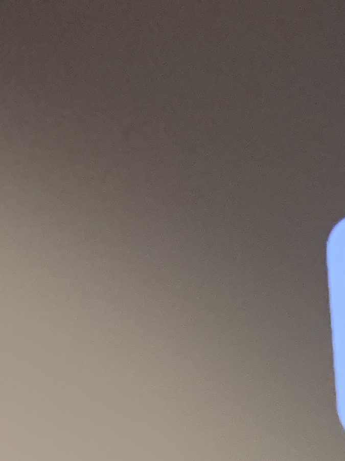 Cada asiento tiene una mesa y un menú de comida y bebida.