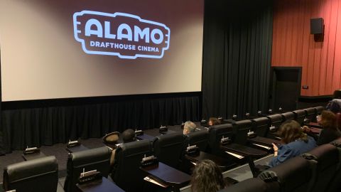 Una de las salas de cine del nuevo Alamo Drafthouse en Lower Manhattan.