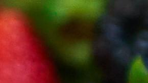 Entre los mejores alimentos para disminuir los síntomas de la rosácea, se encuentran los frutos rojos, los vegetales de hoja verde y crucíferos, los omega-3, probióticos y la cúrcuma. Los peores detonantes son el alcohol, las comidas picantes y ricas en niacina.