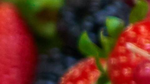 Entre los mejores alimentos para disminuir los síntomas de la rosácea, se encuentran los frutos rojos, los vegetales de hoja verde y crucíferos, los omega-3, probióticos y la cúrcuma. Los peores detonantes son el alcohol, las comidas picantes y ricas en niacina.