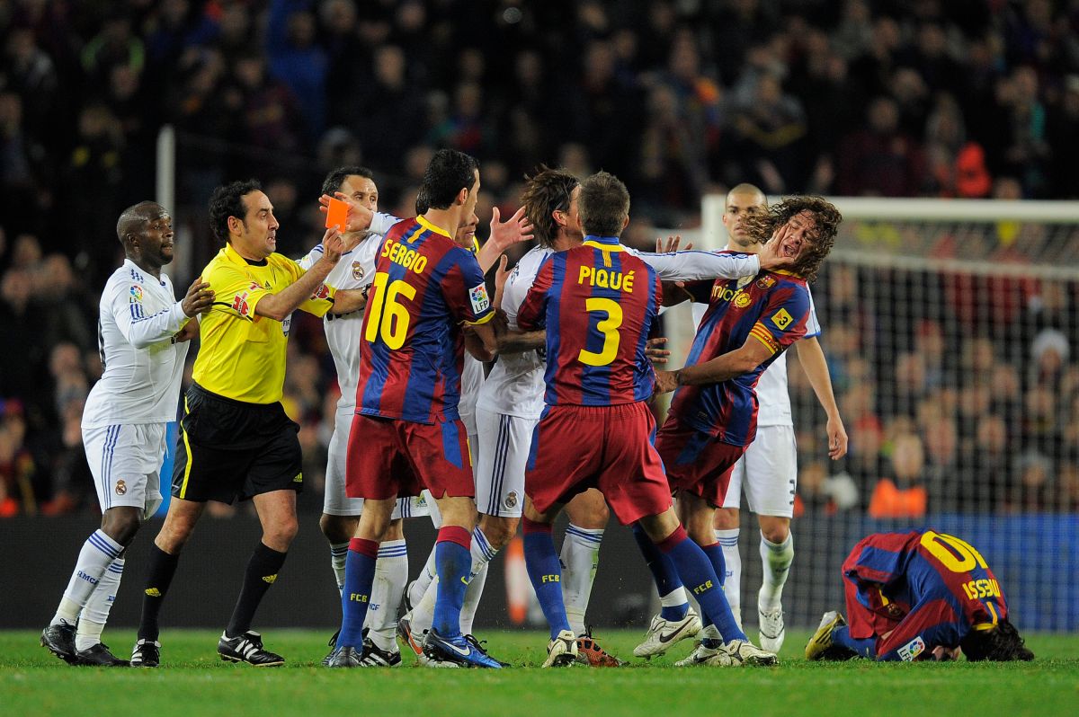 Sergio Ramos dando una bofetada a Carles Puyol en un Clásico entre Barcelona y Real Madrid el 29 de noviembre de 2010.
