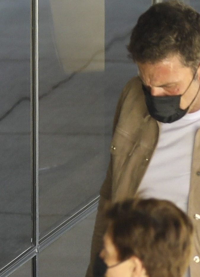 Jennifer Lopez causa impactó con abertua hasta arriba en el muslote.