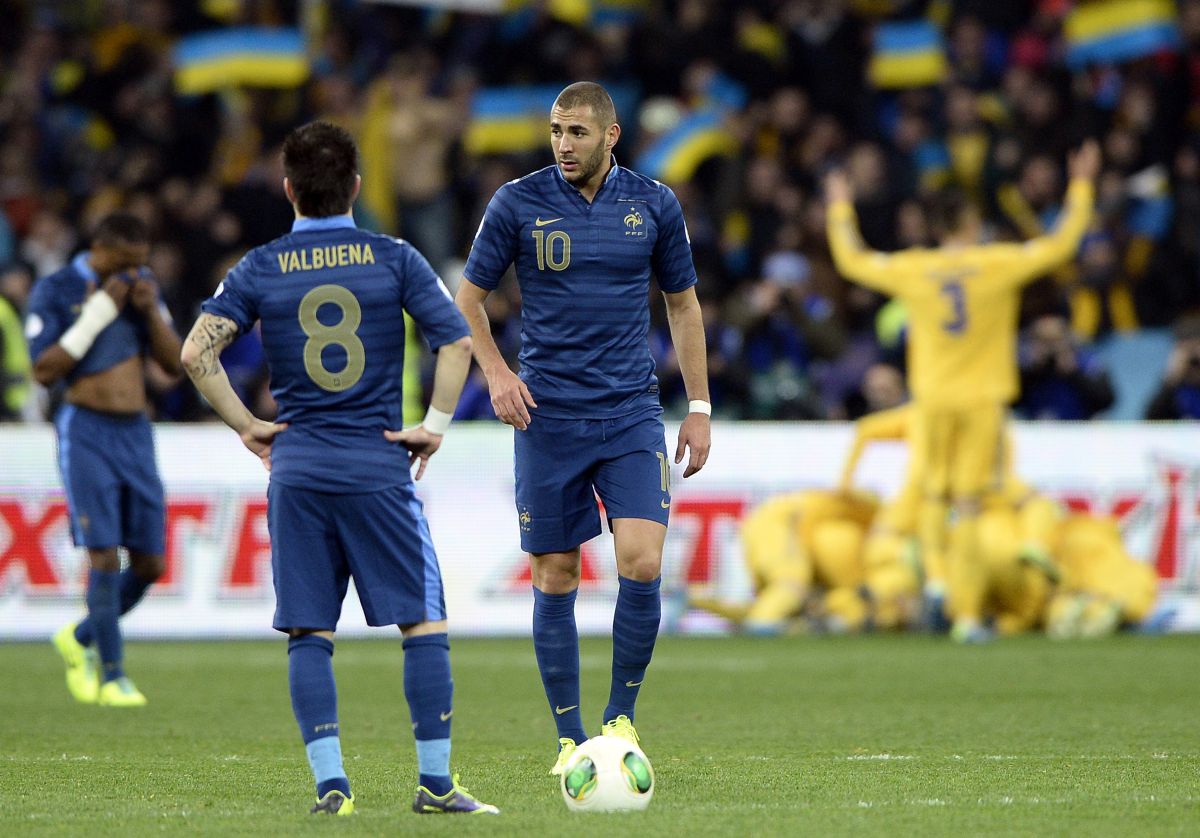 Mathieu Valbuena (izquierda) y Karim Benzema (derecha) en un partido de la selección franceso contra Ucrania por las eliminatorias al Mundial de 2014.
