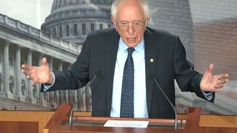 El senador Bernie Sanders criticó a sus colegas Joe Manchin y Kyrsten Sinema.