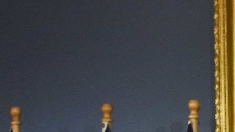 La congresista Alexandria Ocasio-Cortez acompañó este jueves al alcalde De Blasio en su rueda de prensa, para presentar el nuevo plan contra el cambio climático.