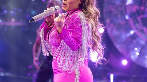 La explosiva Chiquis Rivera paseó todas sus curvas y cantó con La Banda MS y Larry Hernández en tremendo fiestón.