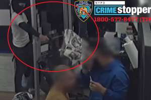 VIDEO: Cámara capta momento en que sujetos disparan a un joven que estaba en peluquería en El Bronx