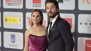 Marina de Tavira y Diego Luna en los Premios Platino 2021.