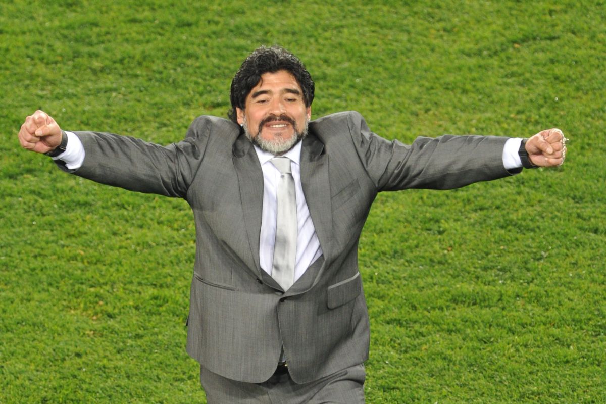 Diego Armando Maradona como entrenador de Argentina en el Mundial Sudáfrica 2010, celebrando una victoria de su equipo.