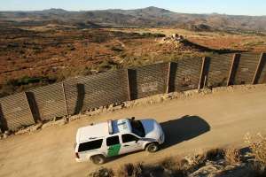 La policía salva a una niña que estuvo a punto de ser lanzada por un coyote del muro fronterizo