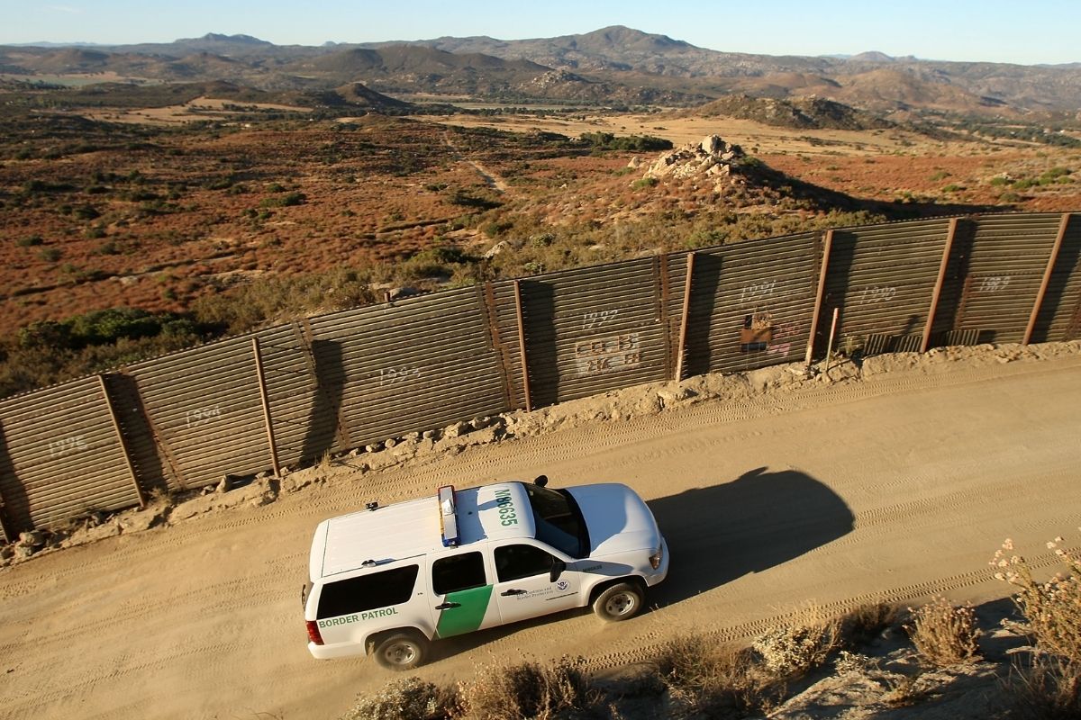 La cámara infrarroja de la patrulla fronteriza captó a un coyote en lo alto del muro sujetando a una niña de seis años a punto de lanzarla al vacío.