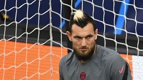 El arco parisino está bien resguardados por dos profesionales que se exigen cada día.