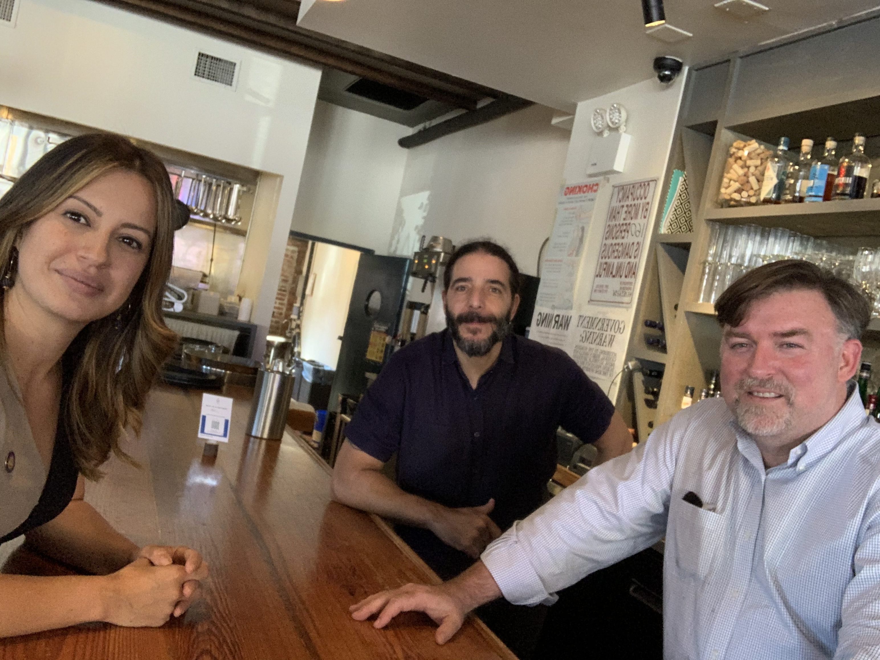 Restaurantes en NYC se suman a la campaña de salarios justos y ya pagan $15 a trabajadores de propinas