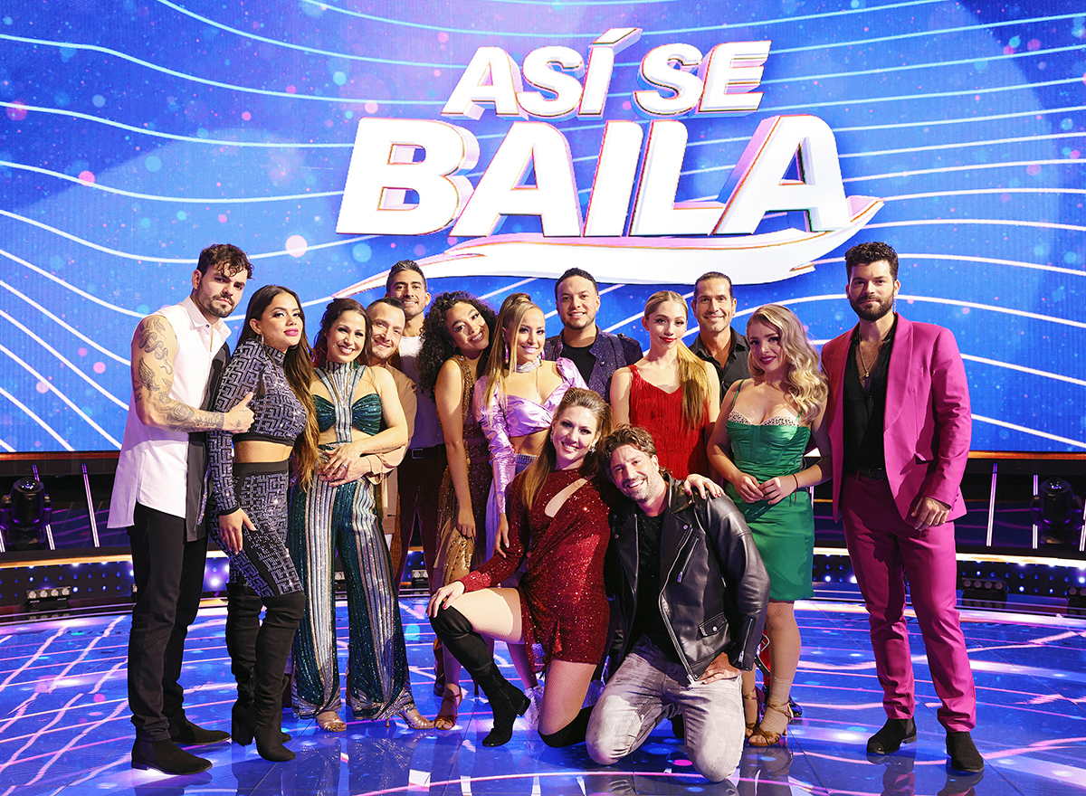 El elenco de 'Así se Baila' se despiden de David y Carolina. Foto:Telemundo/Alex Tamargo