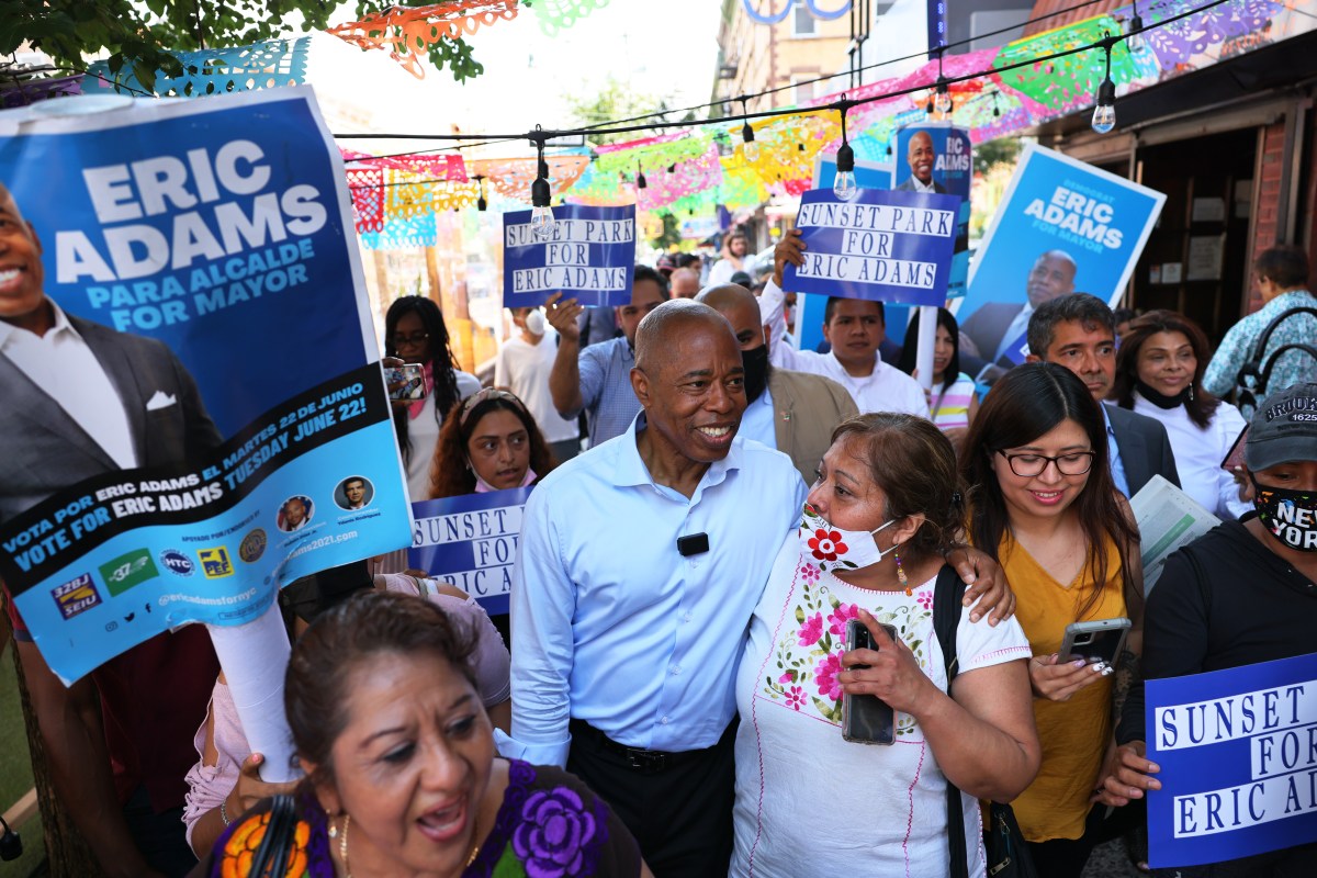 Familias inmigrantes en protesta con bandera de EE.UU.
