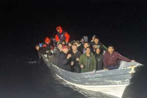 Barco pesquero rescata a 25 migrantes en medio del Pacífico; llevaban 3 días a la deriva