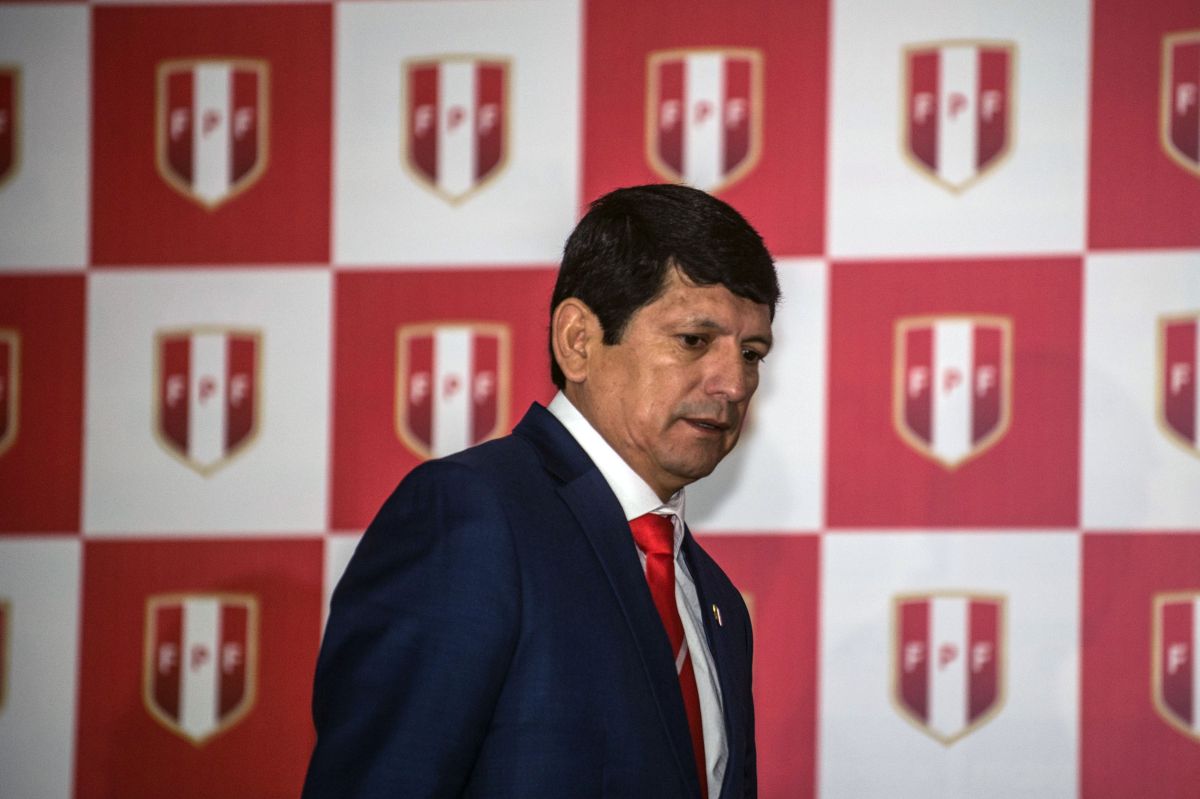 Agustín Lozano en una rueda de prensa tras asumir la presidencia de la Federación Peruana de Fútbol (FPF) luego de la detención de Edwin Oviedo por un caso de corrupción. 