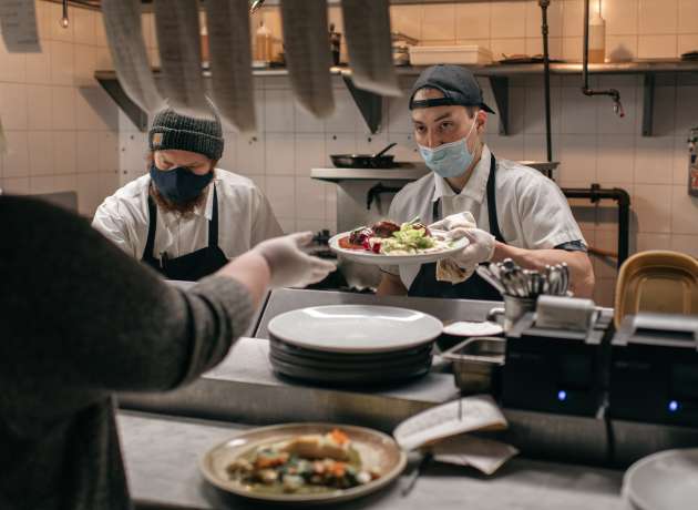 Restaurantes en NYC se suman a la campaña de salarios justos y ya pagan $15 a trabajadores de propinas