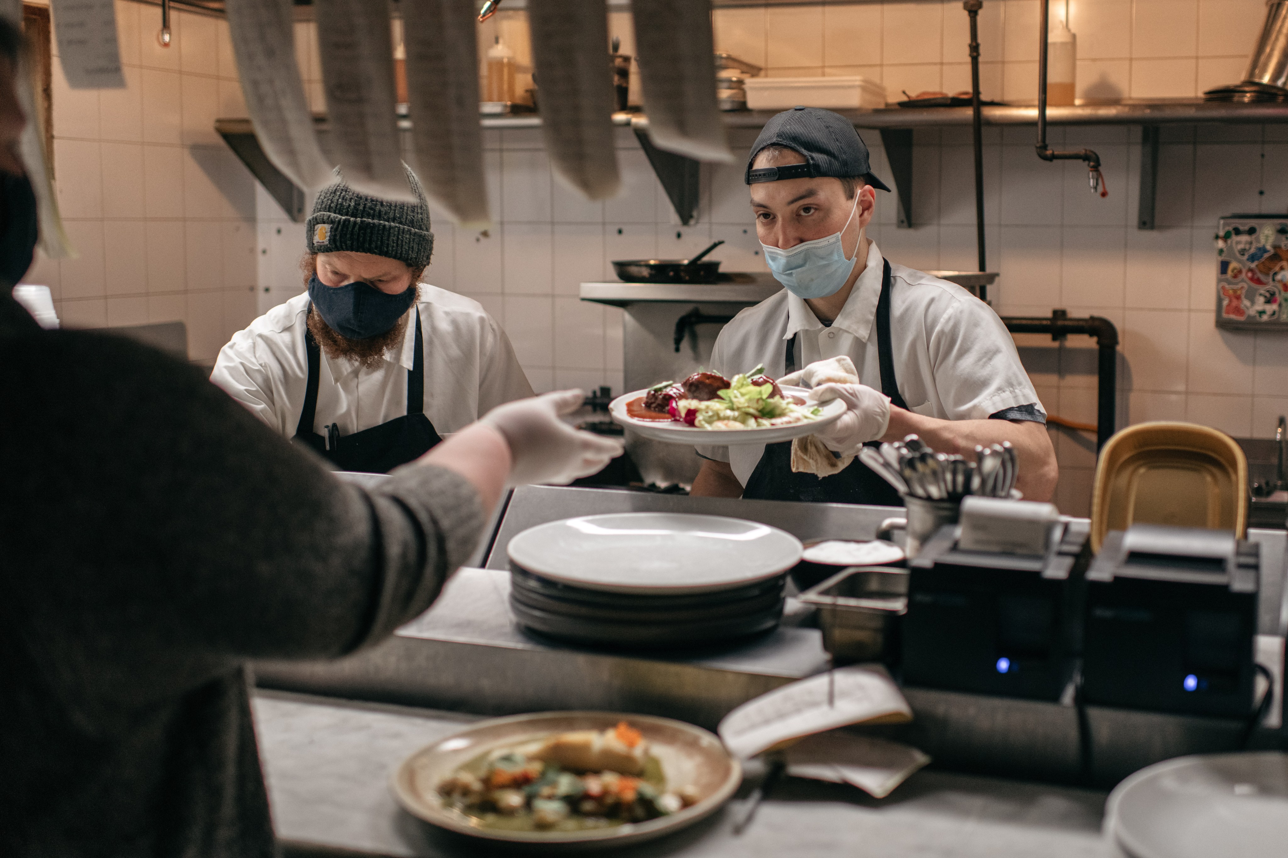 Chef y su ayudante en la cocina bistro