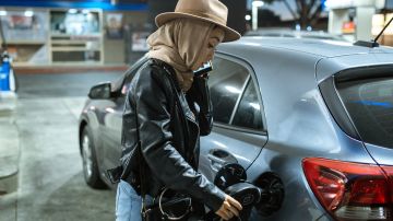 Gasolina alcanza los $7.59 por galón en California, registra máximo de 7 años