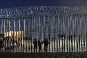 Patrulla Fronteriza rescató a niña que fue abandonada por traficante cerca del muro fronterizo