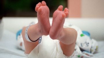 Enfermera se burla de bebé en redes sociales