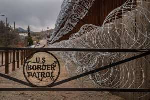Abandonan a hermanas de 4 y 6 años en la frontera de Arizona
