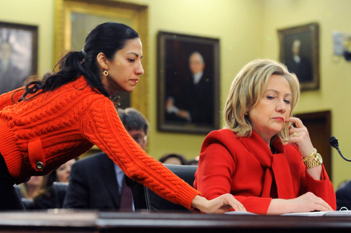 Huma Abedin fue la mano derecha de Hillary Clinton durante su campaña presidencial.
