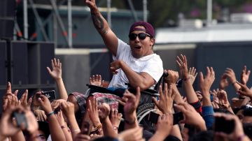 Un hombre en silla de ruedas es levantado por la multitud mientras vitorean al ritmo de la banda mexicana El Gran Silencio durante el segundo día del festival de música "Vive Latino" en la Ciudad de México.