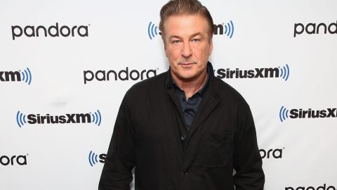 Alec Baldwin lamenta la muerte de la directora de fotografía Halyna Hutchins.