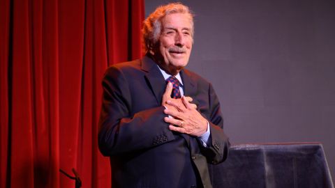 La esposa de Tony Bennett, Susan Benedetto, revela que el ícono musical "no sabe" que está luchando contra el Alzheimer.